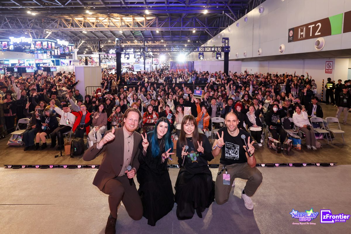 WePlay Expo舞台嘉宾与观众合影的场景