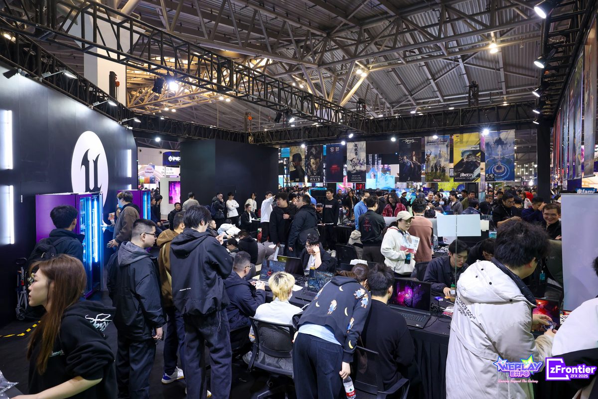 WePlay Expo游戏试玩区内交流体验的观众